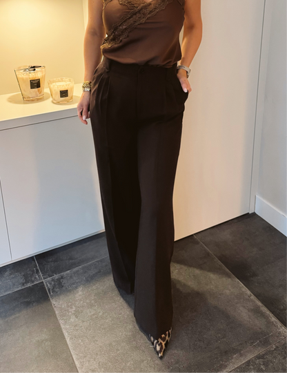 Fenna Pantalon met Bandplooi Bruin