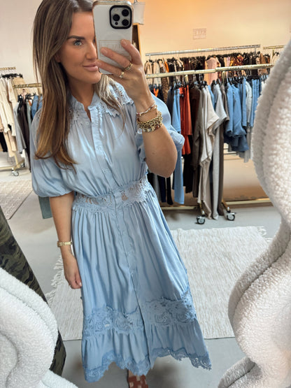 Lange jurk Lizzy lichtblauw Broderie