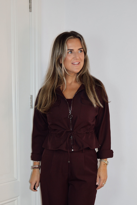 Ambika jas Daphne Burgundy